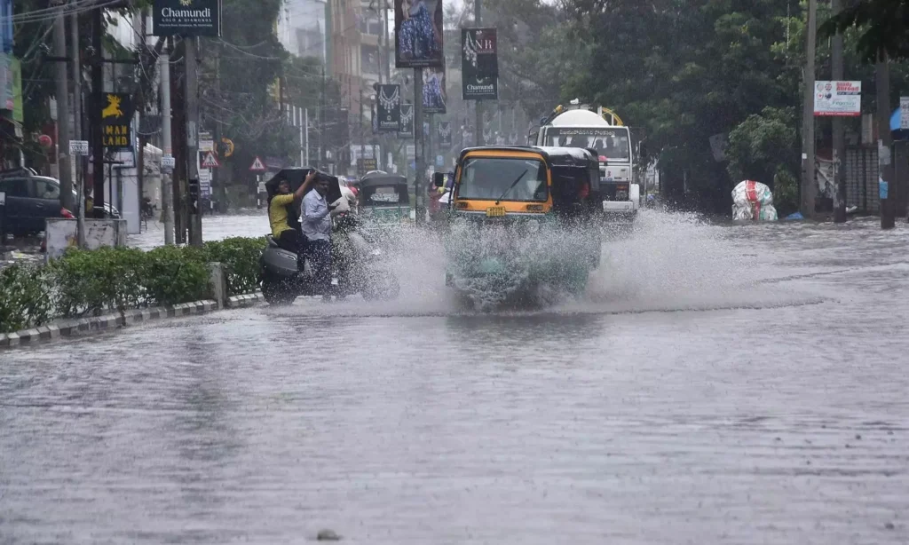 Shocking Maharashtra Rainfall Updates: Mumbai, Pune Paralyzed by Heavy Rain, Traffic Disrupts Daily Life” 2 1922957 rain - Maharashtra Election