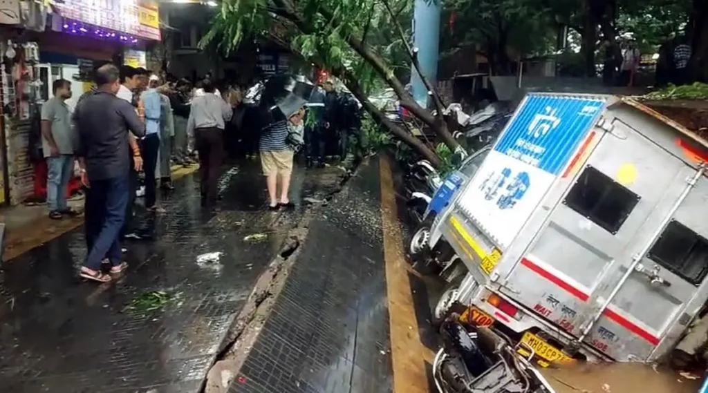 Shocking Maharashtra Rainfall Updates: Mumbai, Pune Paralyzed by Heavy Rain, Traffic Disrupts Daily Life” 3 20250616224L 1 - Maharashtra Election